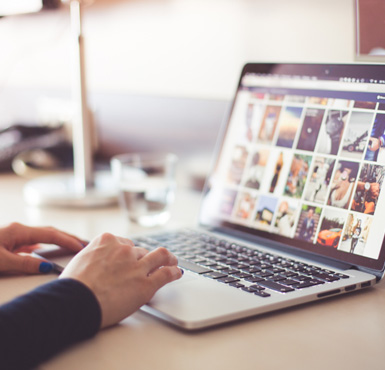    互聯(lián)網(wǎng)發(fā)展的必然趨勢<br>搜索引擎營銷被越來越多的
                    
                             <br>企業(yè)所接受并認可；<br>品牌企業(yè)開始加大對搜索引擎營銷的投入；<br>
投入搜索引擎營銷的企業(yè)，<br>兩極分化越來越嚴(yán)重。